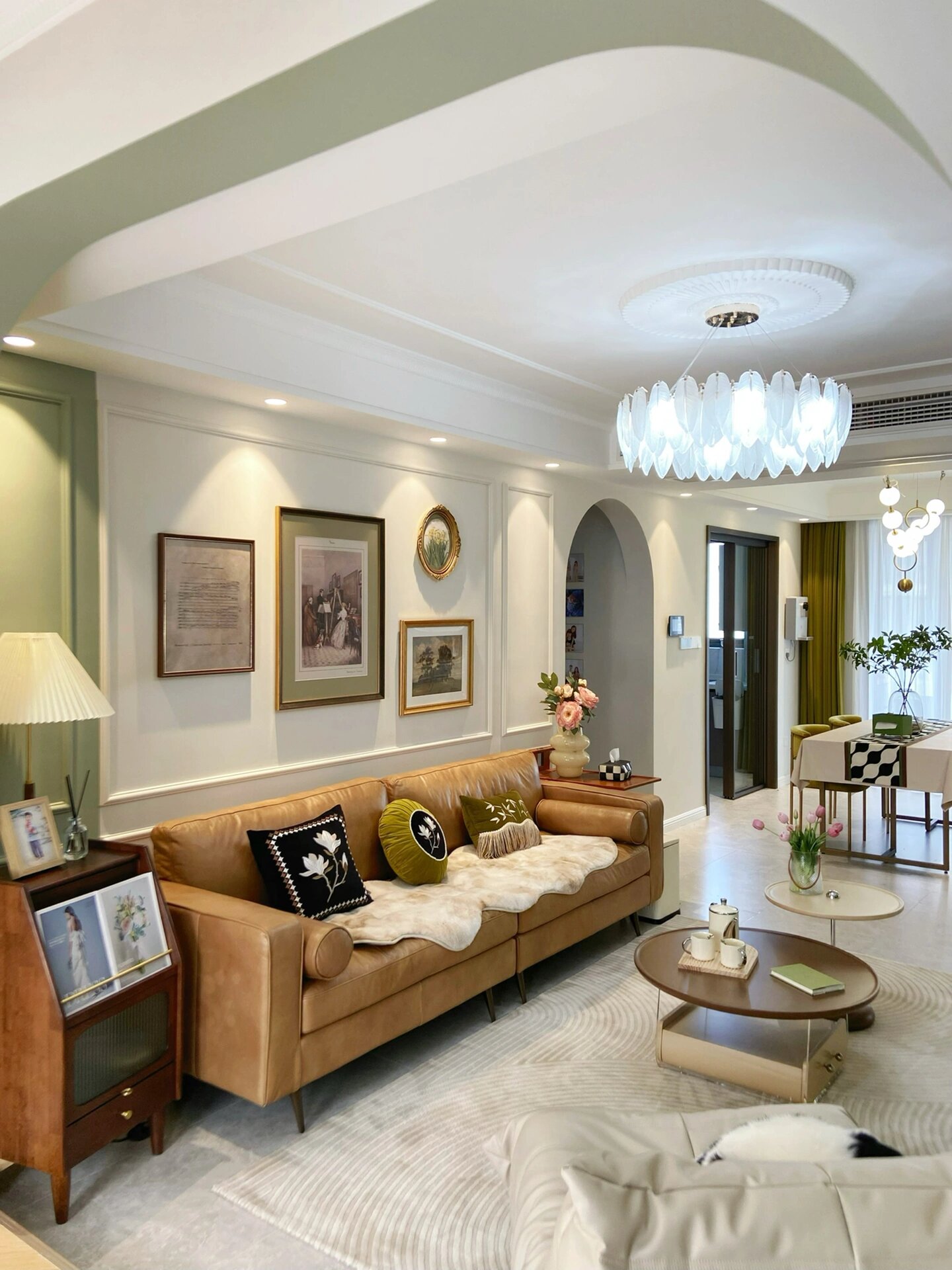 我家的客厅,绿配棕是主色系 棕色沙发,茶几,绿色墙面,挂画再点缀上