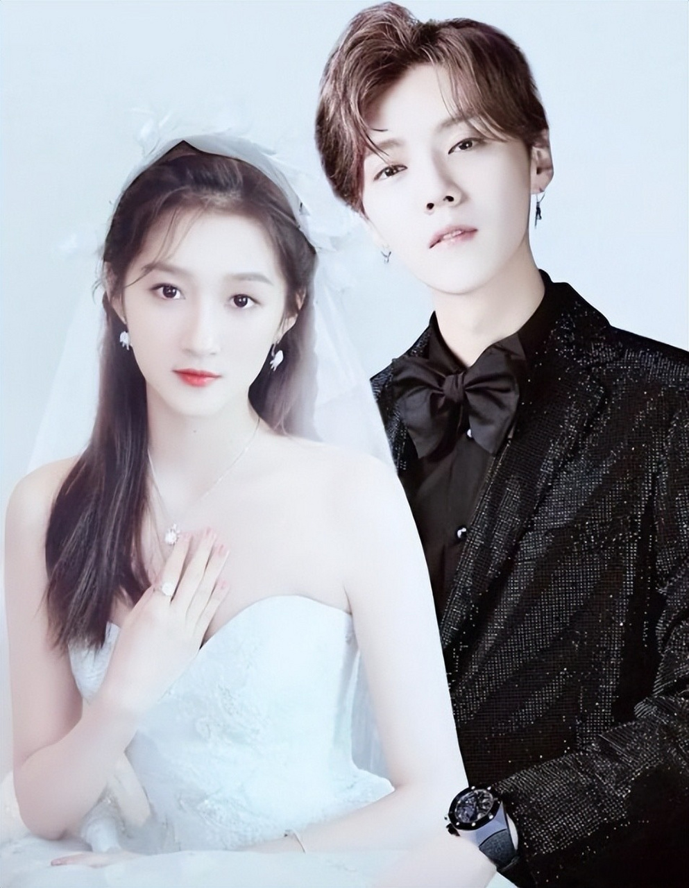 鹿晗关晓彤 领证 祝福就完事了,先甭管真假.