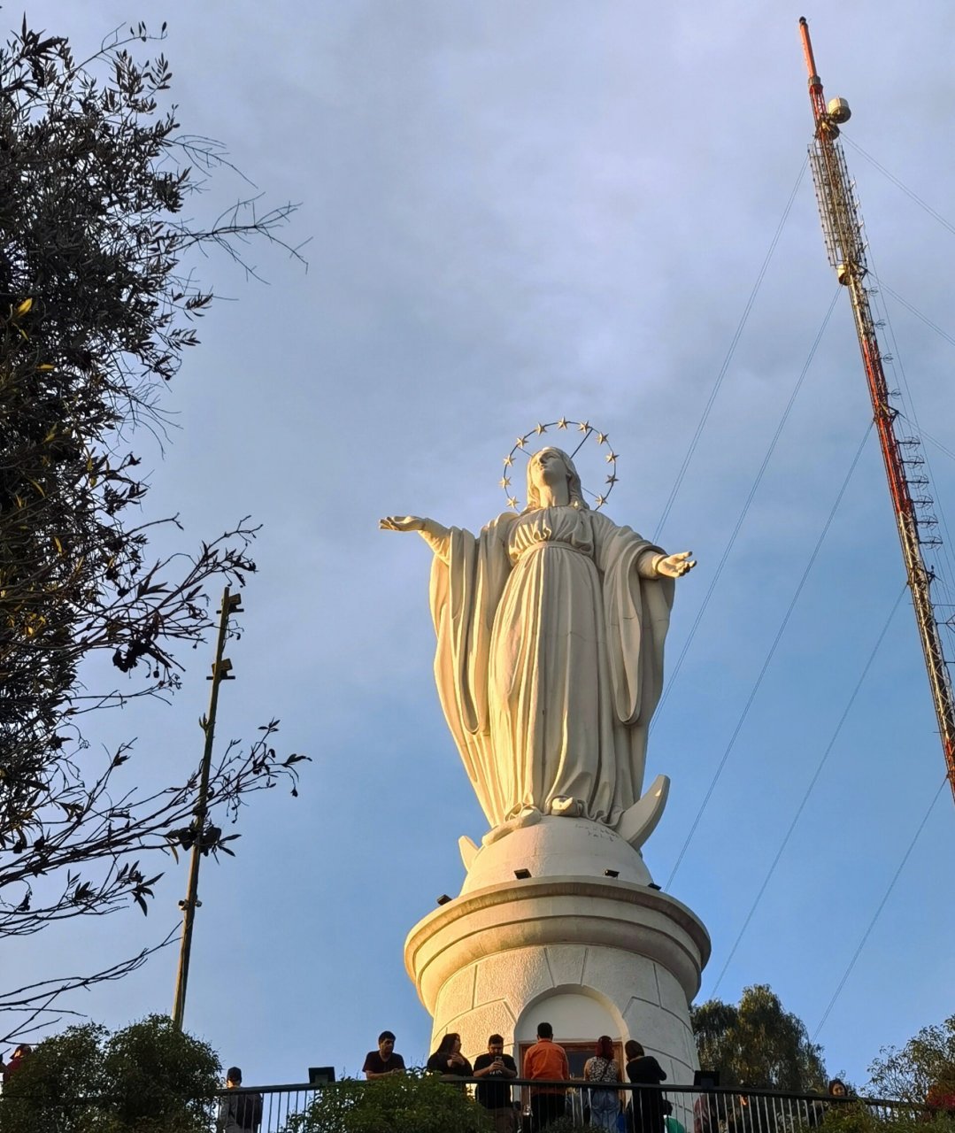 打卡智利首都圣地亚哥圣母山 圣母山作为智利的"首都公园",是当地人最