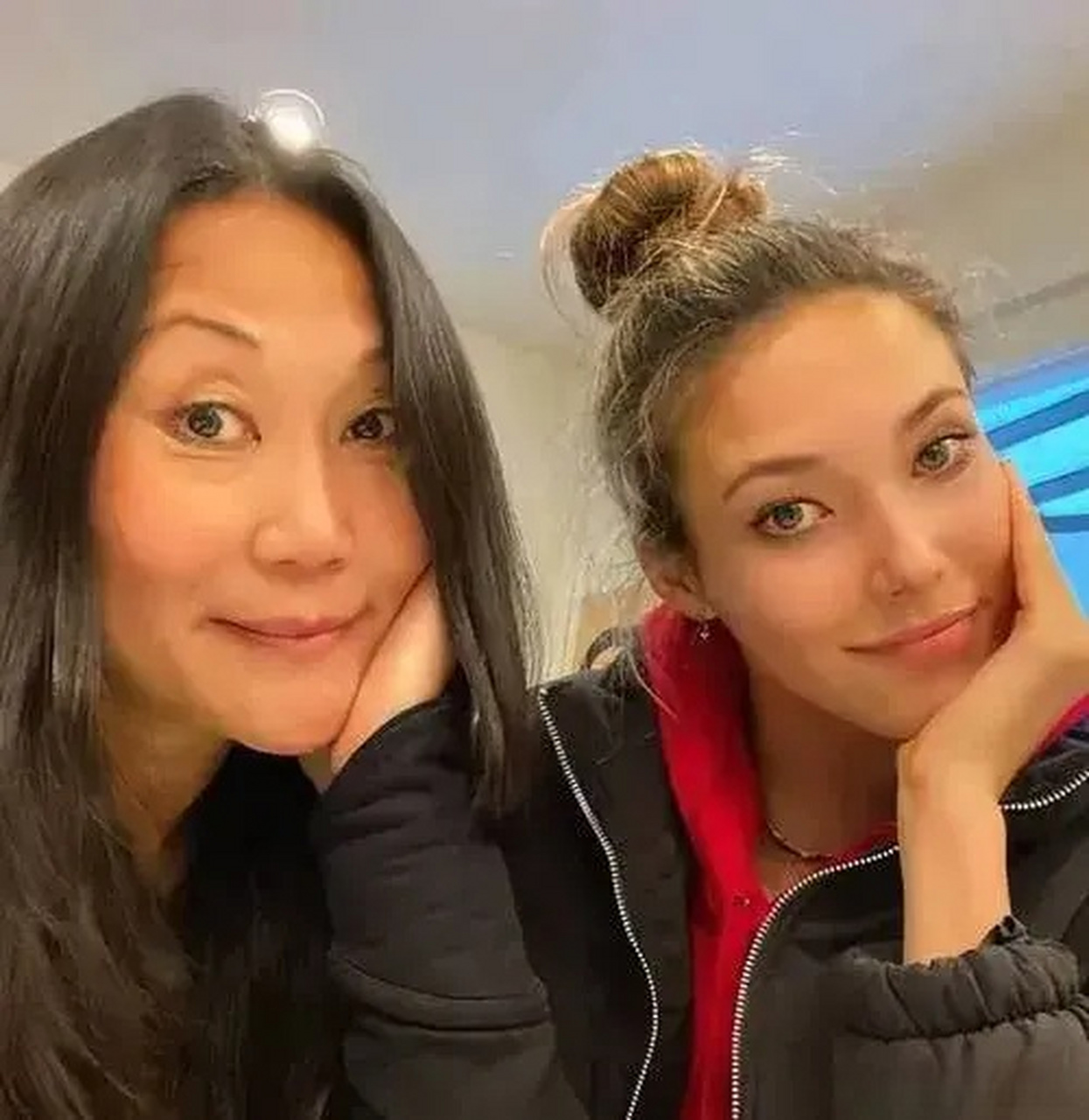 蔡徐坤的事情又引起了明星要不要请父母做经纪人的讨论 想起我们的