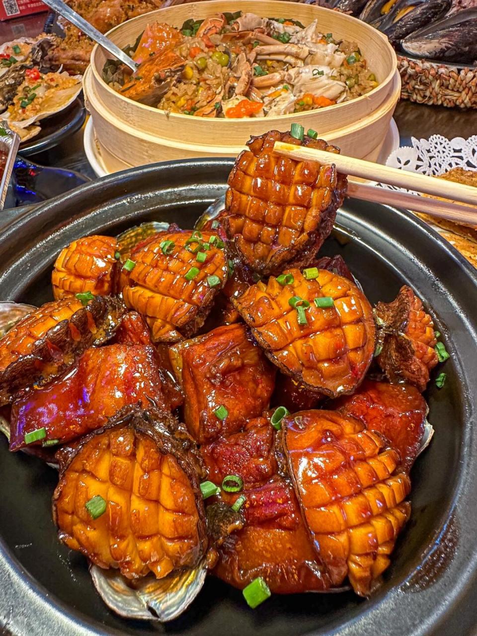 海鲜拼盘好丰富 鲍鱼卤肉饭香迷糊了00 #平潭美食##平潭旅游##福州