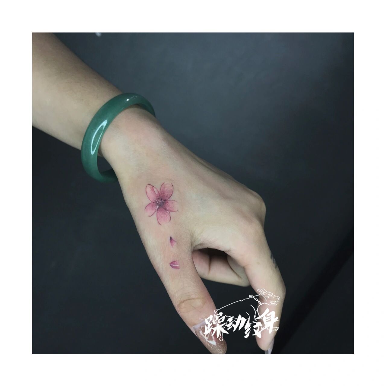 虎口纹身/桃花纹身 客人自带图 思考了很久还是决定纹桃花 店铺地址