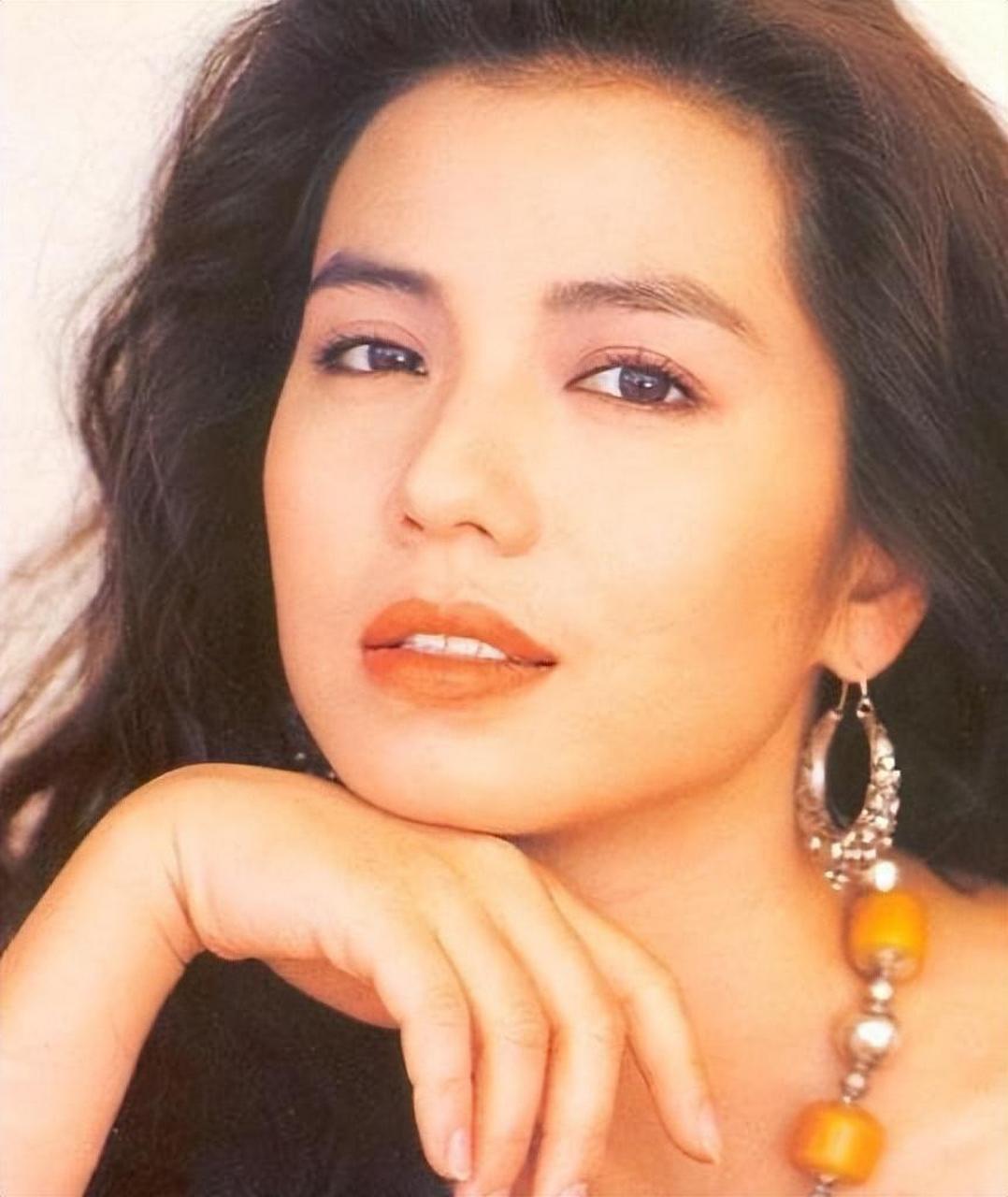 张曼玉从小在英国生活,父母离婚,母亲对她很严厉.