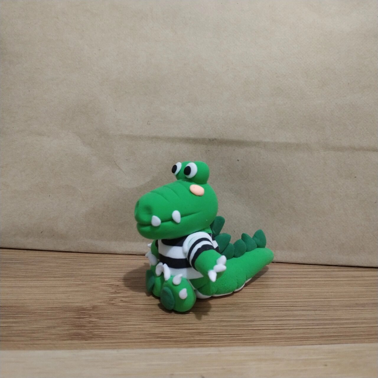 超轻黏土---鳄鱼宝宝 穿着黑白条纹的鳄鱼宝宝!