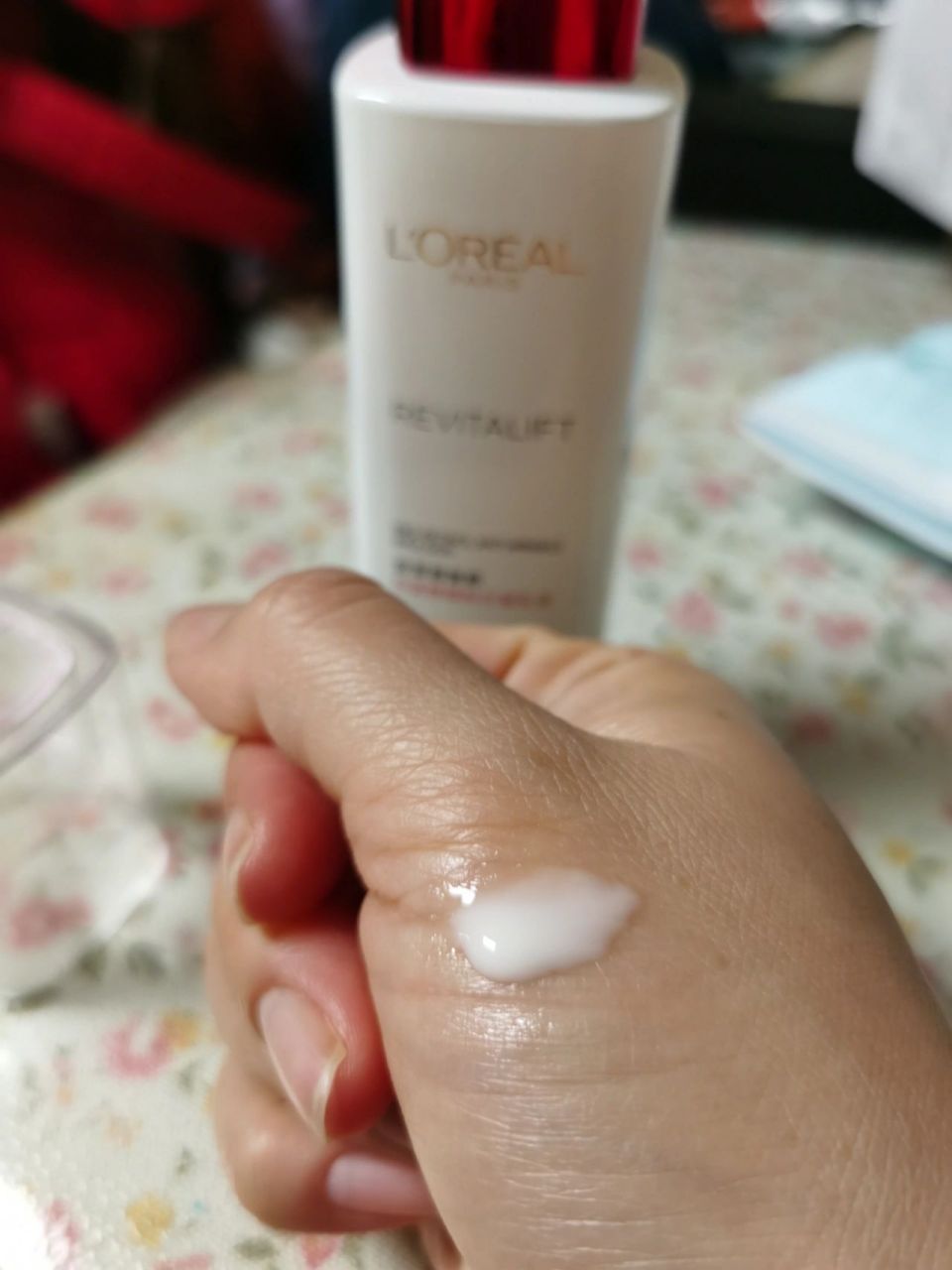 我说油性皮肤,欧莱雅的抗皱复颜乳液的轻薄质地正好适合我的皮肤