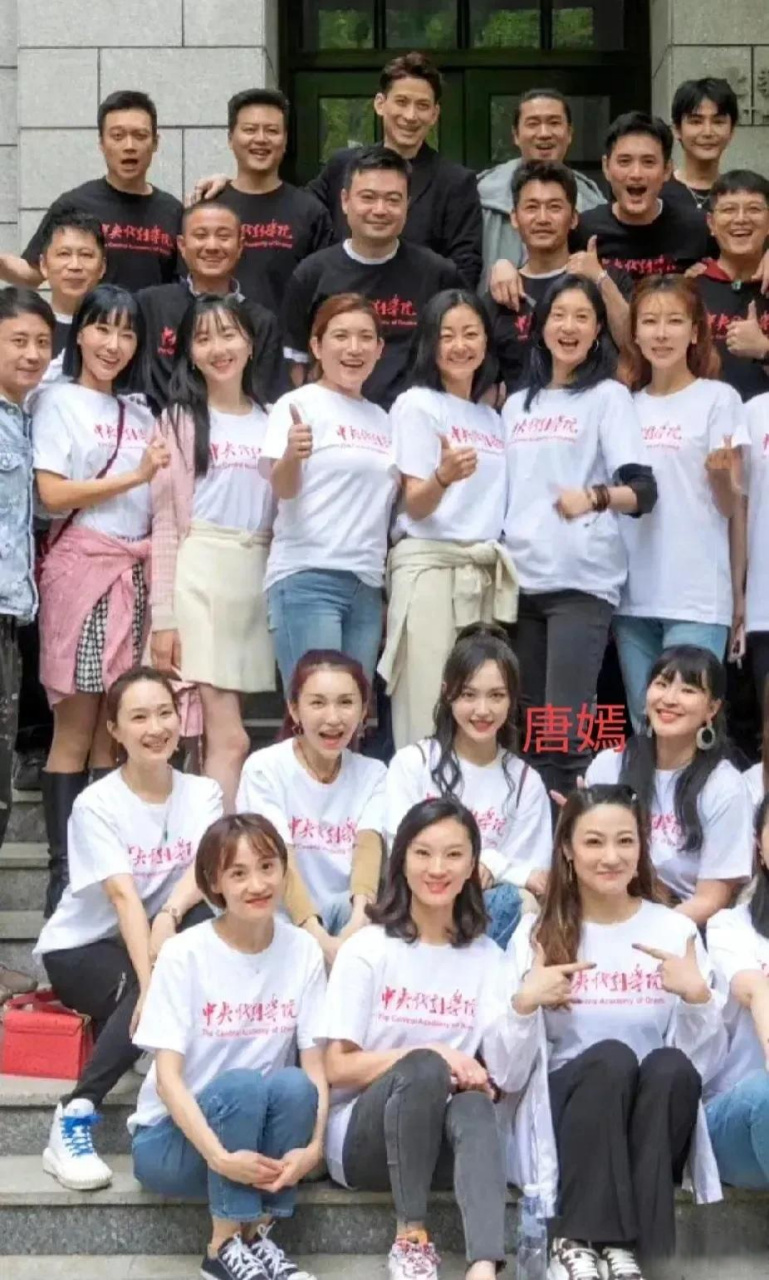 41岁郭珍霓和39岁唐嫣同学聚会同框 一个妆容精致气色好 一个素面朝天