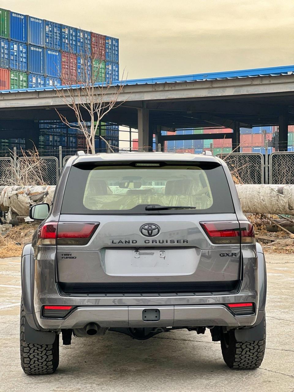 丰田酷路泽黑金刚.