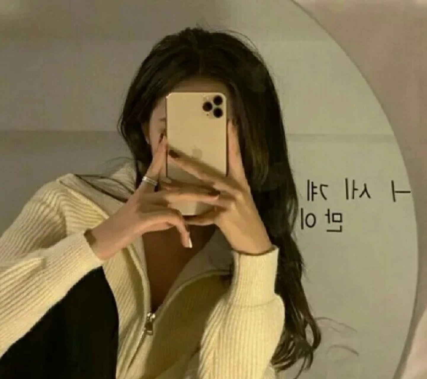 超好看的手机挡脸女生头像(1)