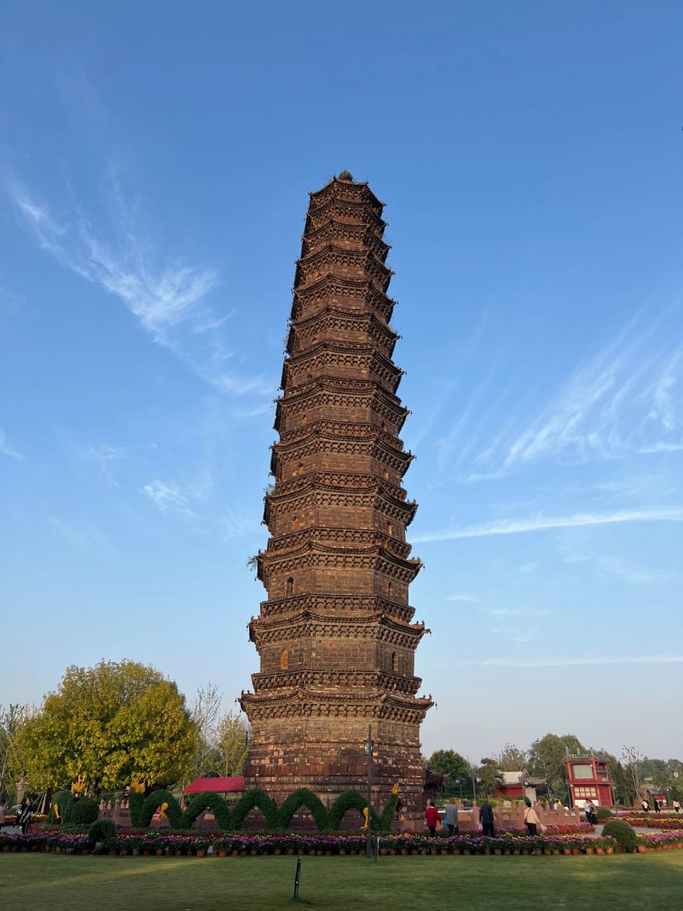 开封铁塔公园 免票景点,网上写着暂停营业,但实际只是不能上塔,外观