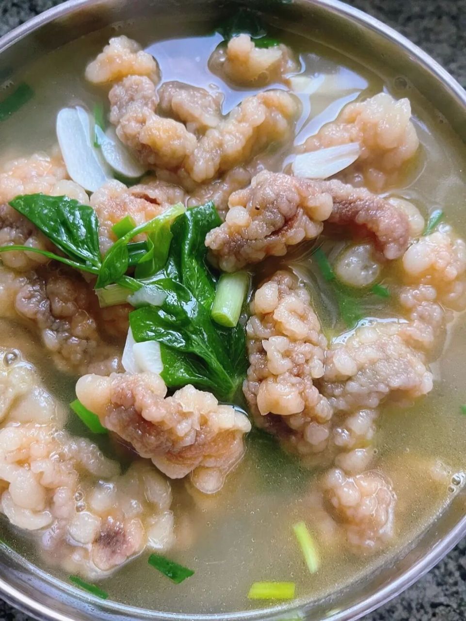 天气一冷就想喝点暖暖的酥肉汤 酥肉和豌豆尖是煮汤的最佳搭档!