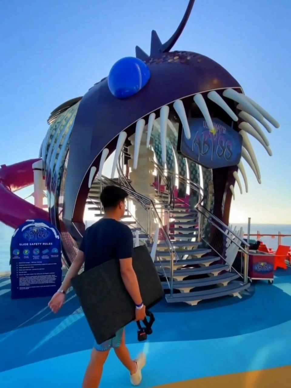 海洋奇迹号是目前下水邮轮里最大的邮轮08,海洋奇迹号长 1,188 英尺