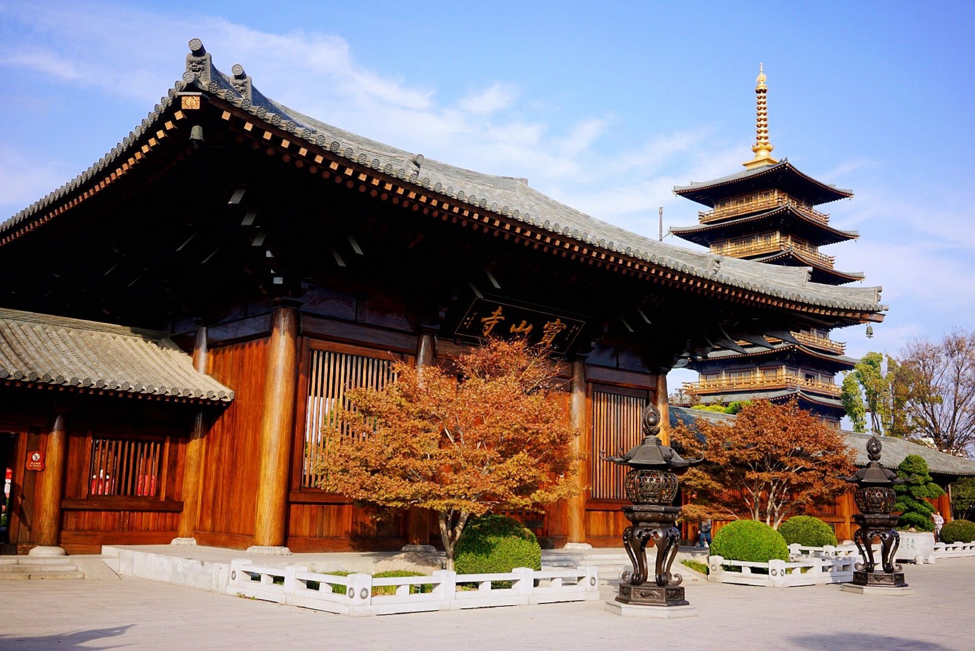 宝山寺 上海最美寺庙 宝山寺的名号在上海是远远不及玉佛寺,龙华寺
