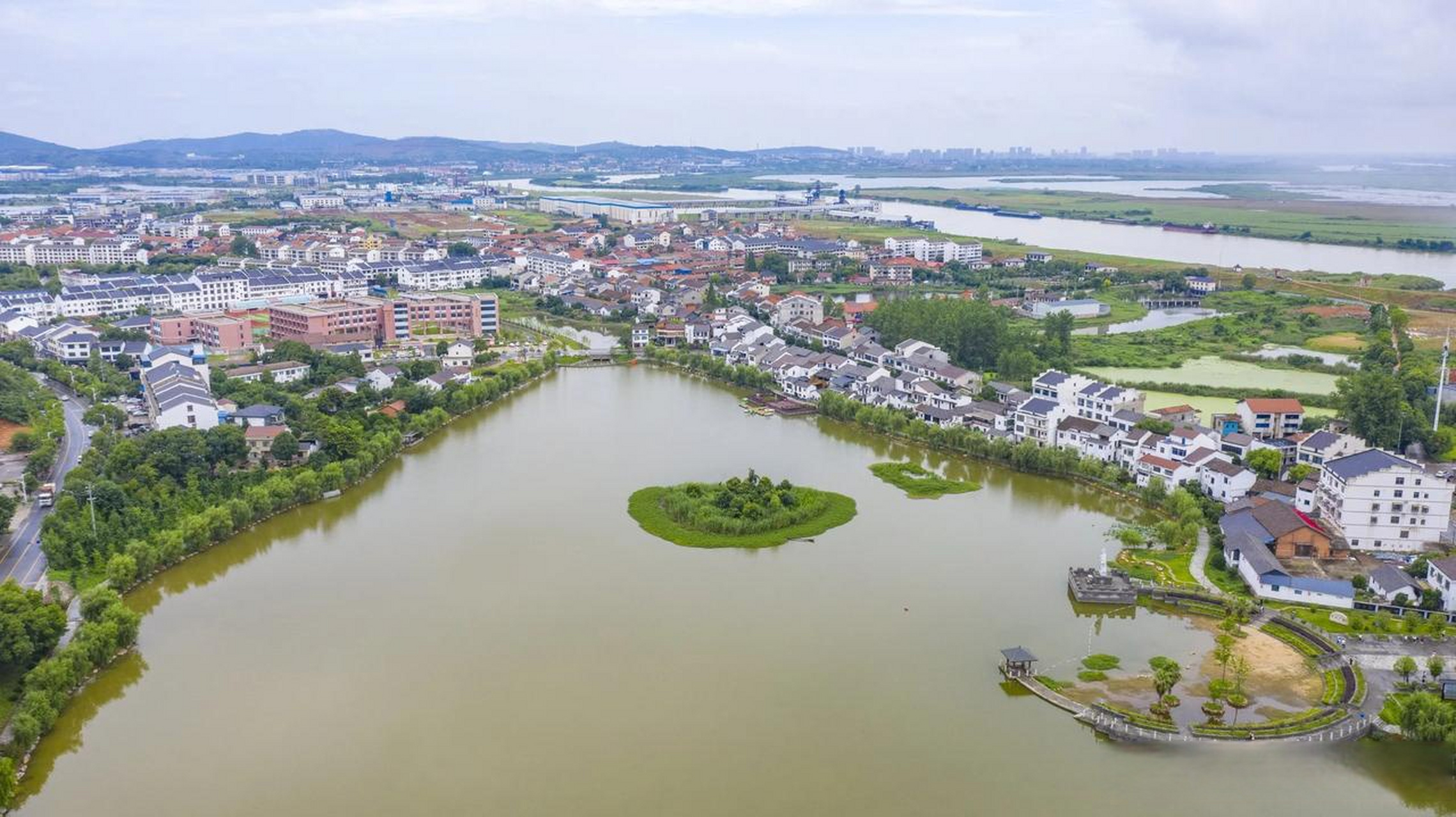 津市市的肖家湖生态文化公园,也是绝美的小众打卡地,走进公园,满眼都