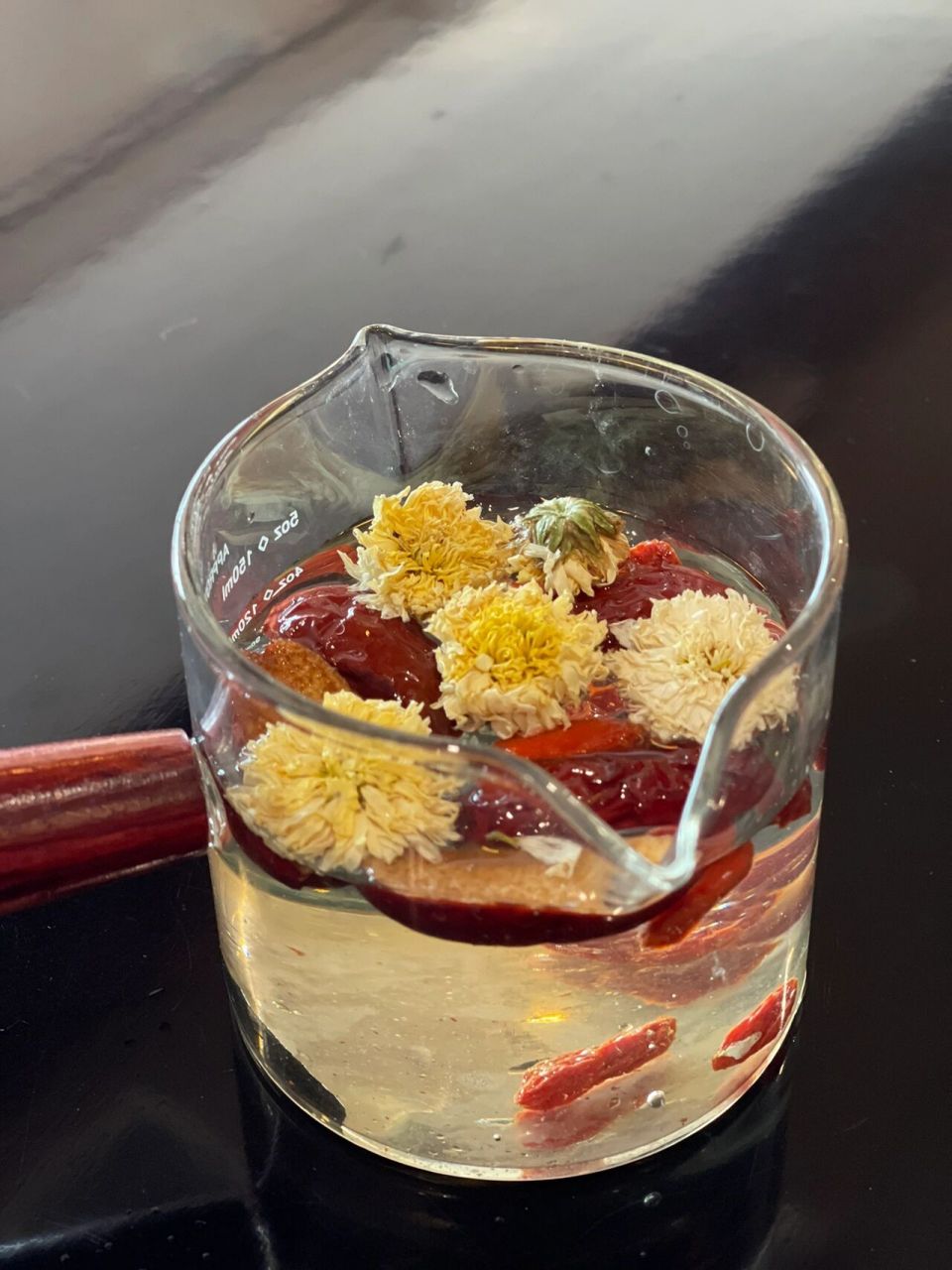 泡一杯菊花陈皮枸杞茶98 陈皮和菊花枸杞泡水的功效 981,清热明目