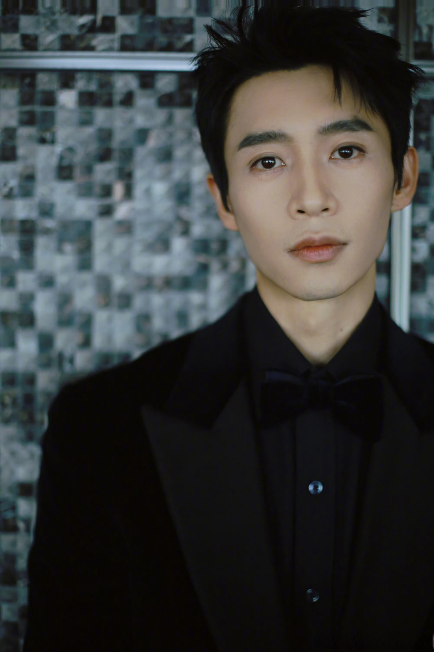 魏晨说一会儿见##魏晨黑色西装造型# 魏晨一身黑色西装帅的哟,一会儿