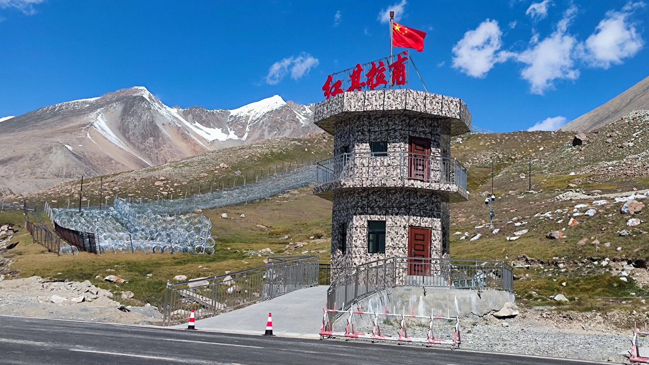 红其拉甫/帕米尔高原旅游攻略 红其拉甫前哨班海拔4560米,是中国海拔