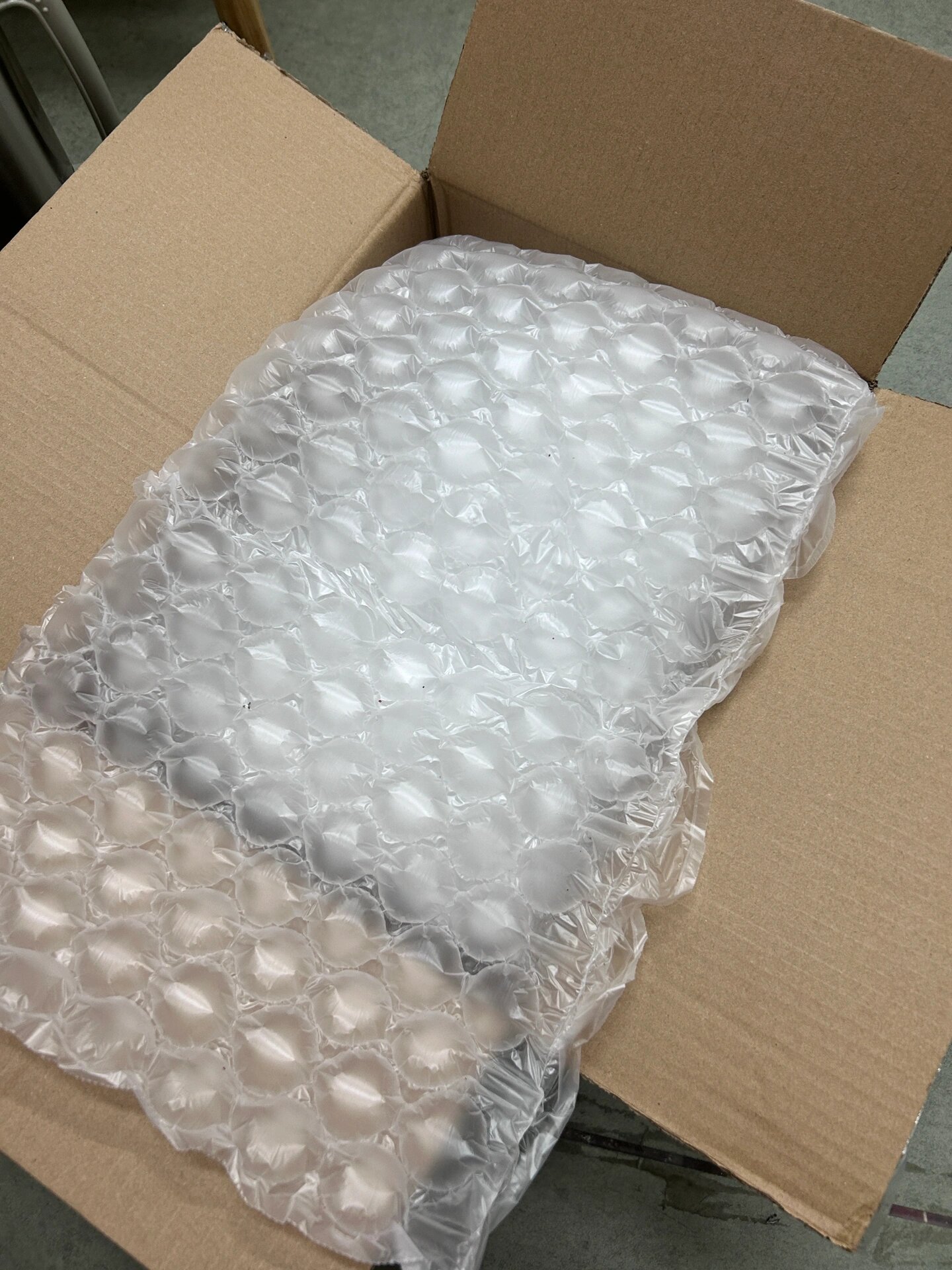 顺丰真有你的 这也太过度包装了吧,寄一个卷发棒拿过去就用泡沫纸包好