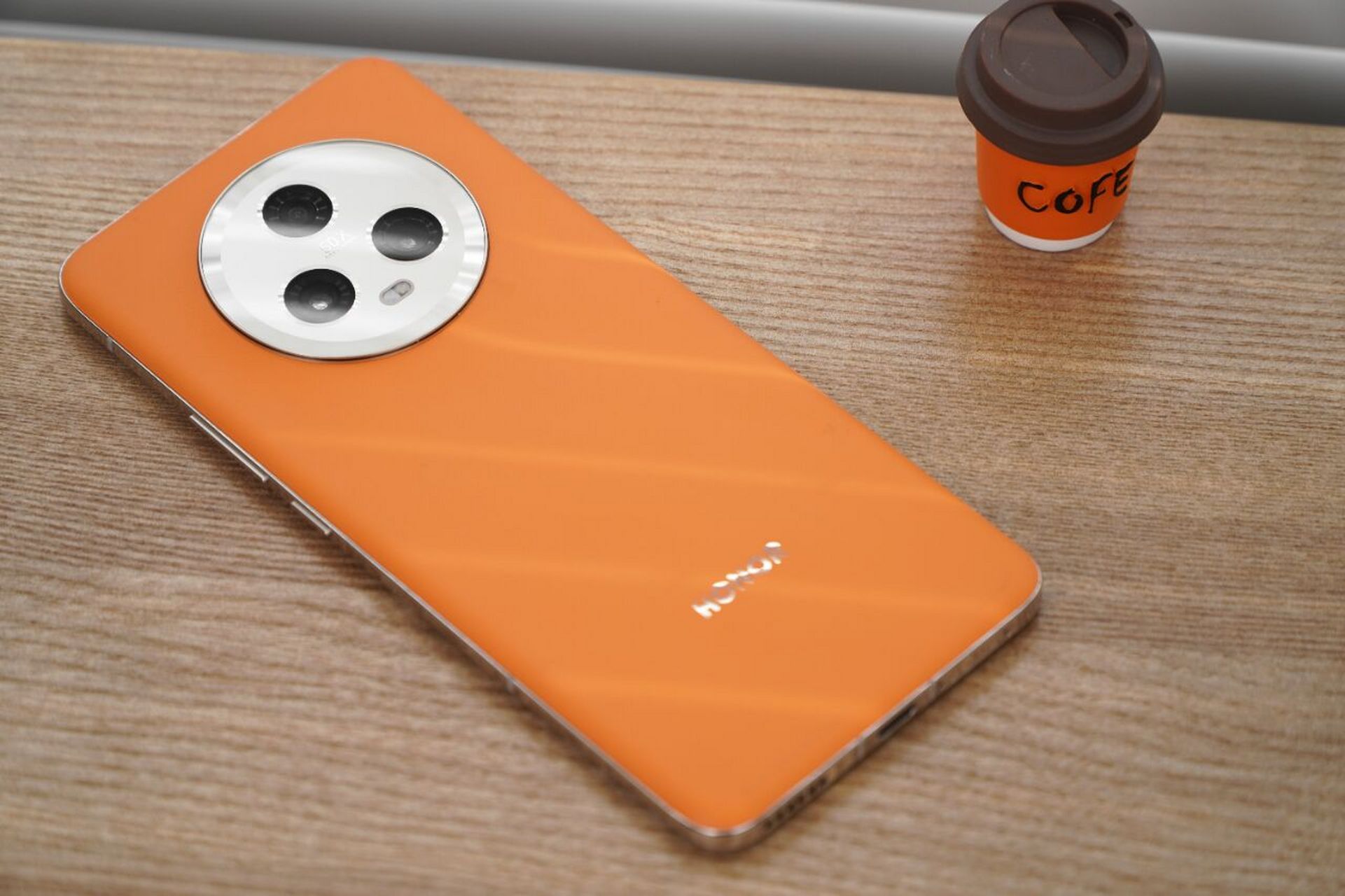 荣耀 magic5 燃橙色(素皮)真机图赏来啦!