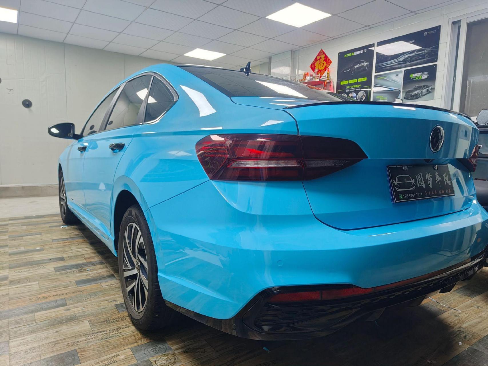 大众朗逸装贴 改色膜   黑顶加门框亮条黑化案例分享.