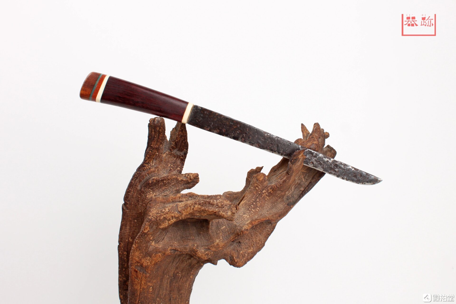 六朝服刀改制裁纸刀 六朝服刀,身长一尺五,圆头打磨改制.