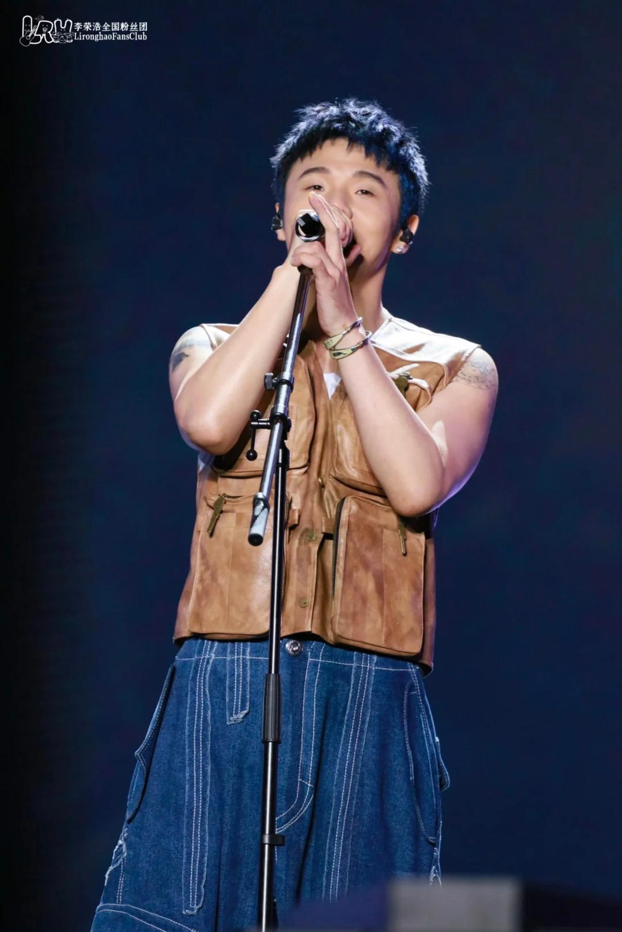 歌手李荣浩 「爱乐飞行」巡回演唱会常熟站身穿中国国际时装周 "10 3"