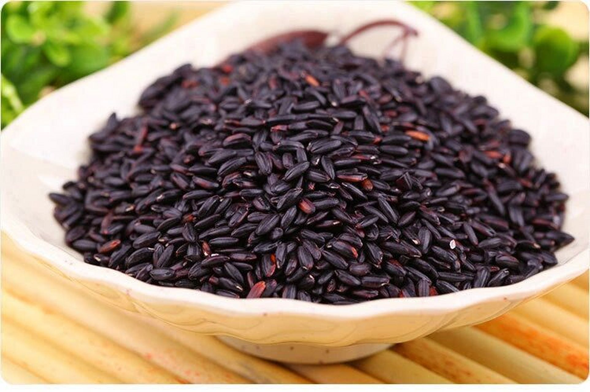 黑米的功效和营养价值 黑米也称作黑粳米,乌米,属于糯米的一种,含有