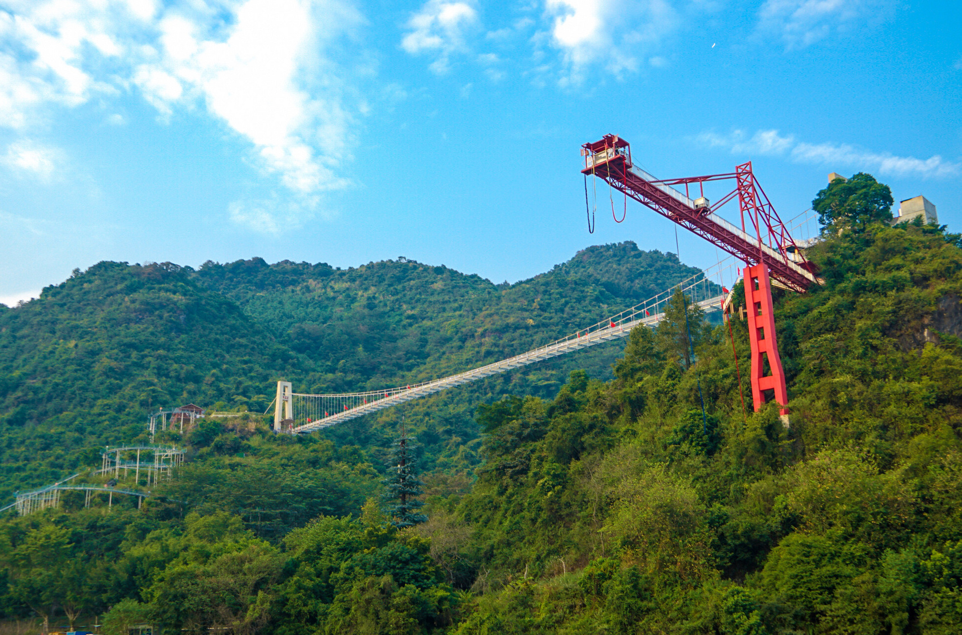 广东97火爆的极限项目——飞龙蹦极 979797宝晶宫国际旅游