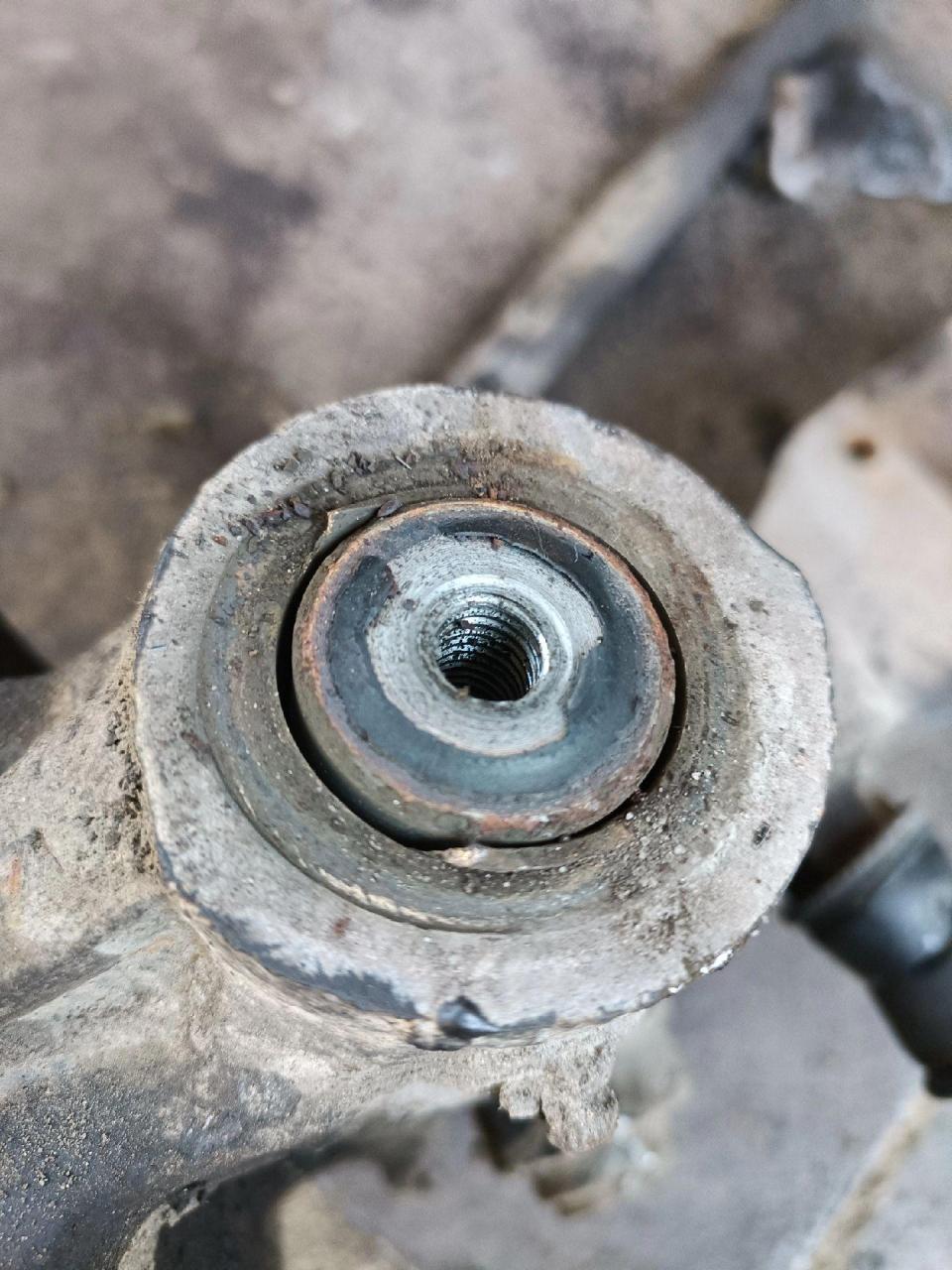 江铃凯运打方向沉,吃胎,拆前桥压立轴,更换立轴修理包及刹车片!