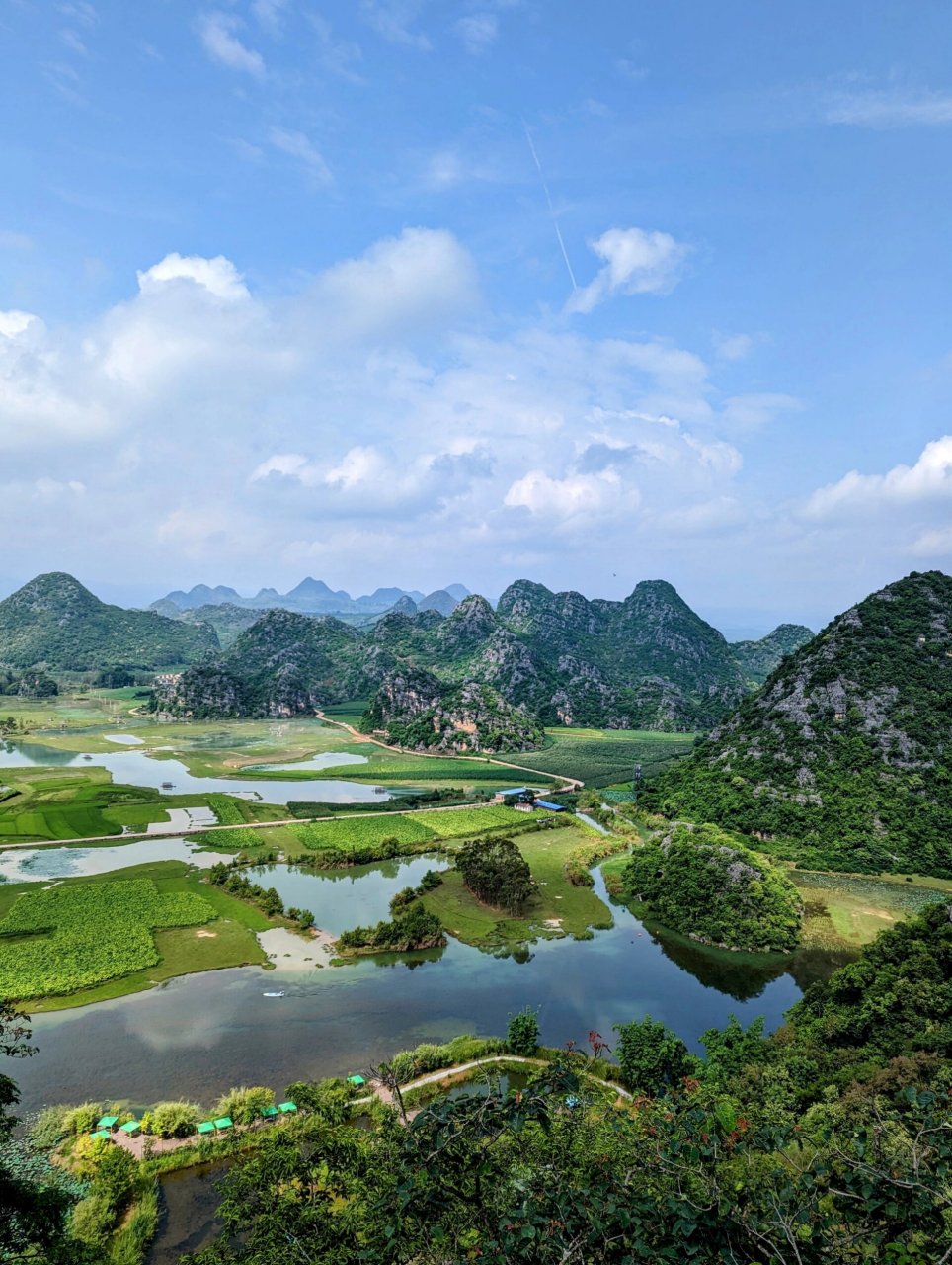 云南丘北 普者黑爬青龙山俯瞰山水田园 云南省普者黑风景区.