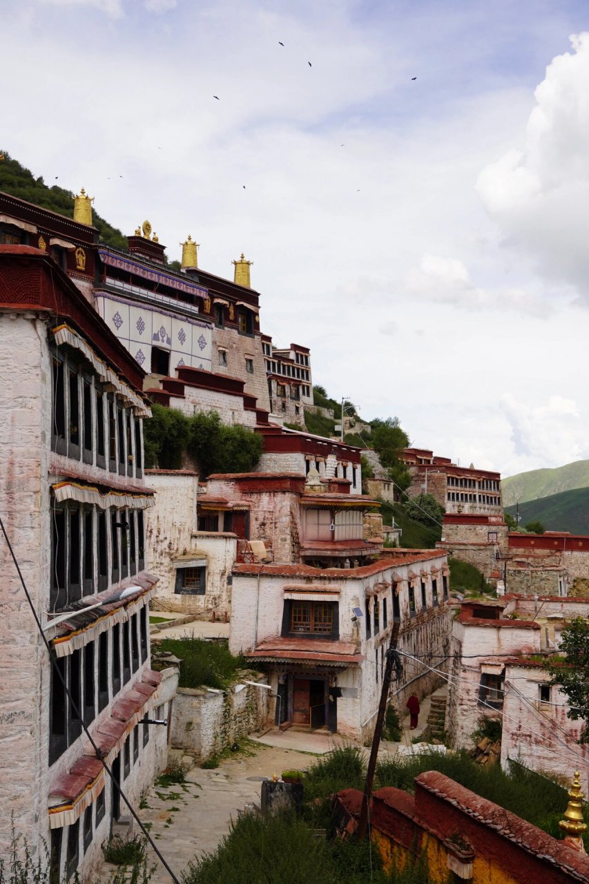 西藏拉萨甘丹寺 围绕措钦大殿展开的寺院建筑群 人工与自然结合的强大
