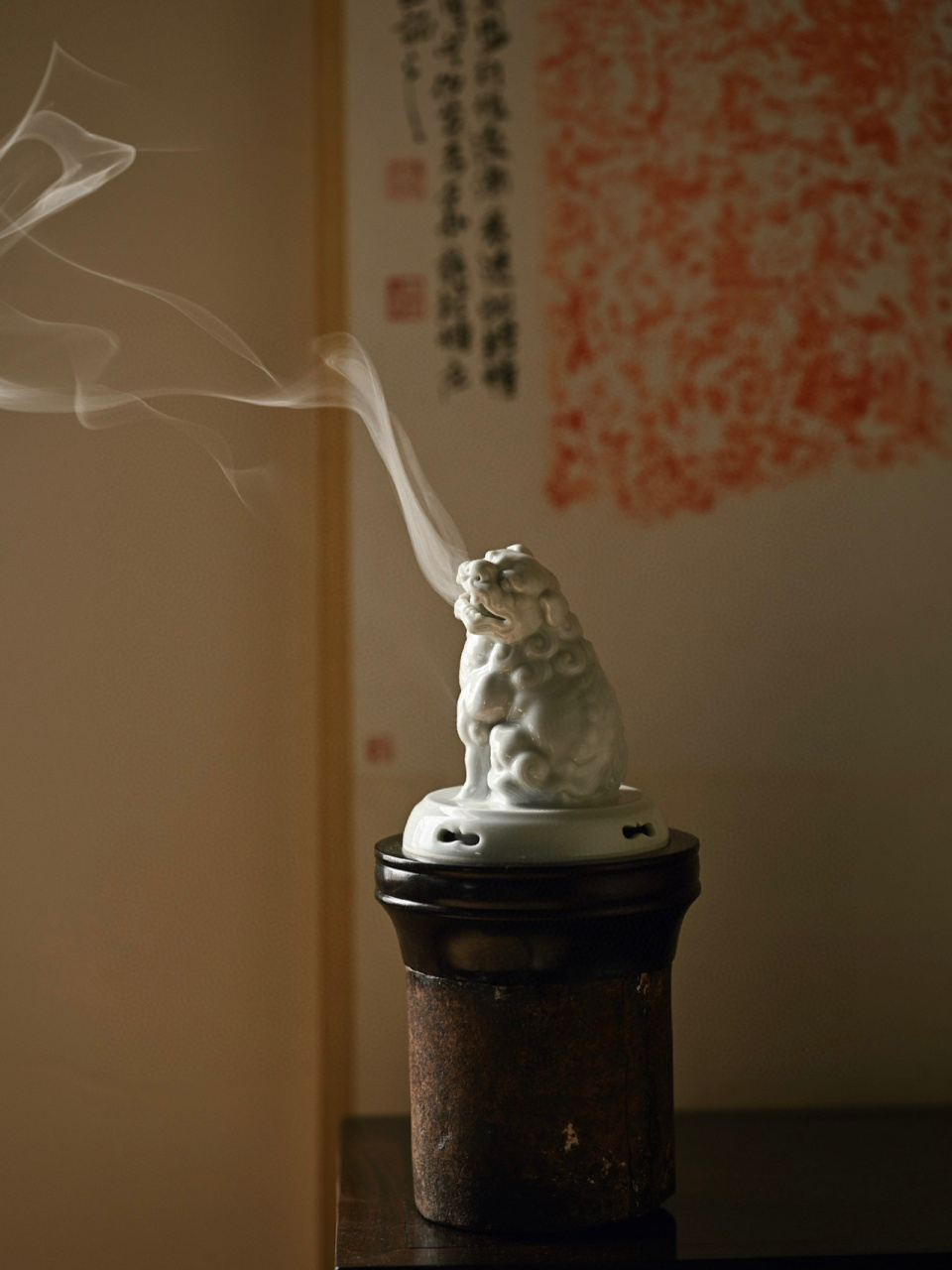紫檀×白瓷| 狻猊香炉 取拆房老料,造型别致,皮壳熟旧醇厚,内膛焚香