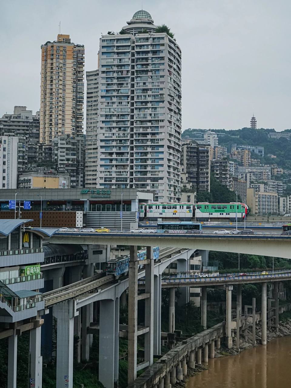 重庆拍照机位分享|牛角沱轻轨站 大家都知道重庆穿楼而过的网红地李子