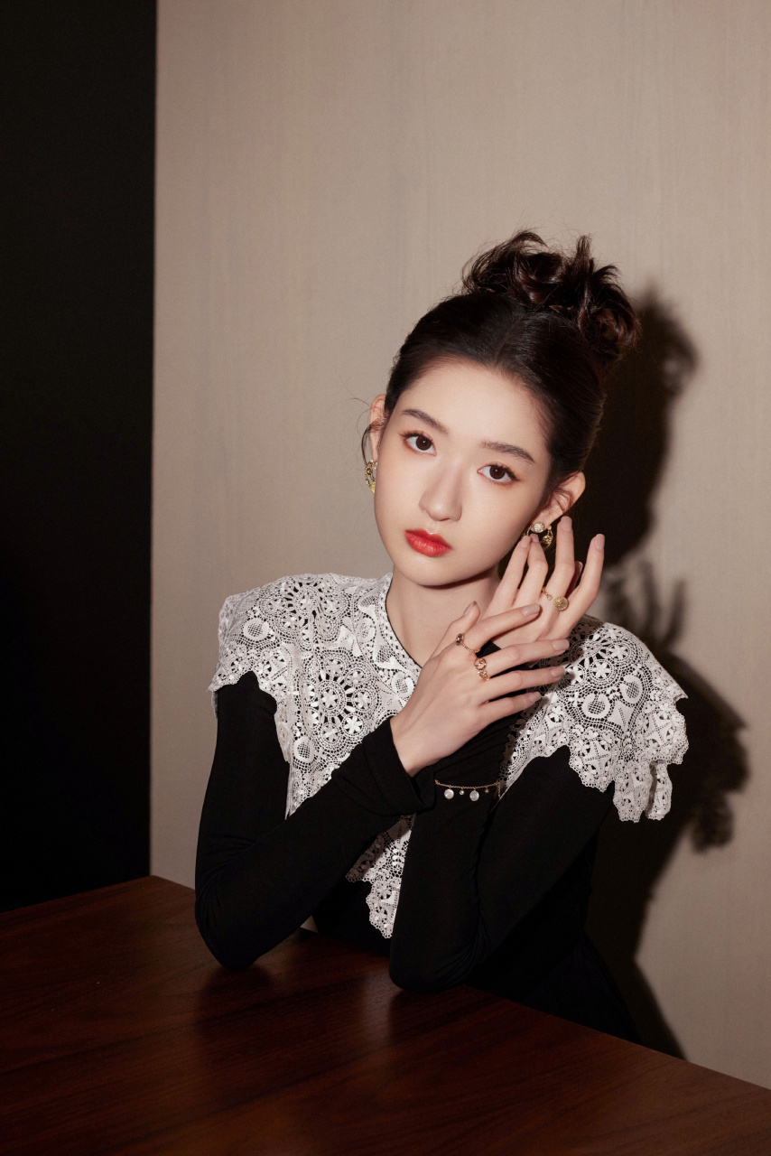 王玉雯,黑色长裙铺陈经典