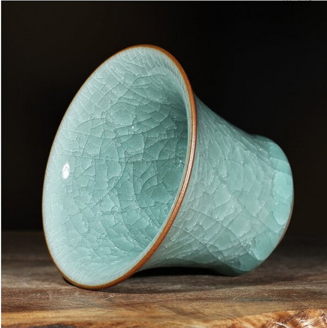 今日分享  传世哥窑龙泉青瓷冰裂纹茶杯 传世哥窑器,釉质滋润,冰裂