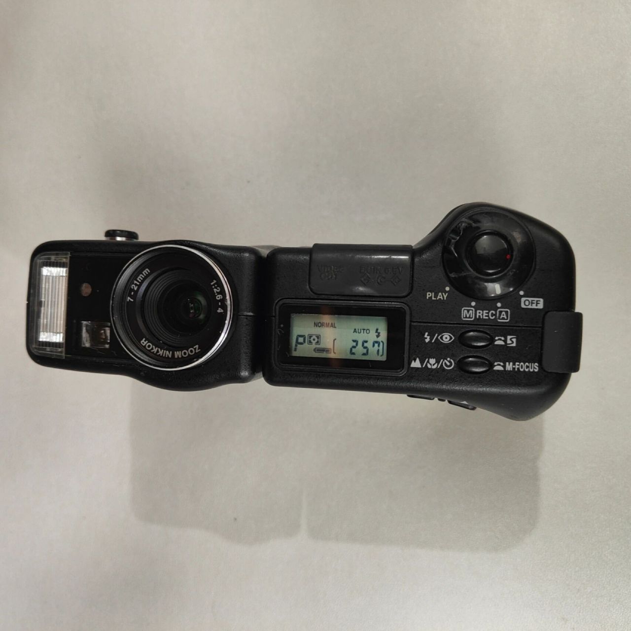 尼康coolpix950翻转屏ccd9315自拍 具体参数见上一条 电池仓卡扣