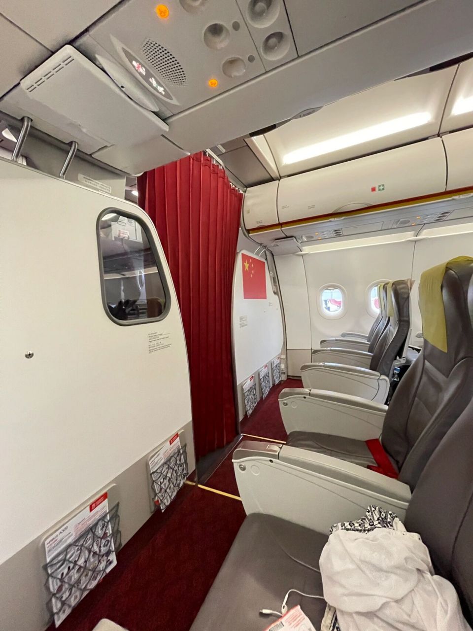 祥鹏航空上的大冤种 因为带了一个登机箱,结果柜台不让带上飞机