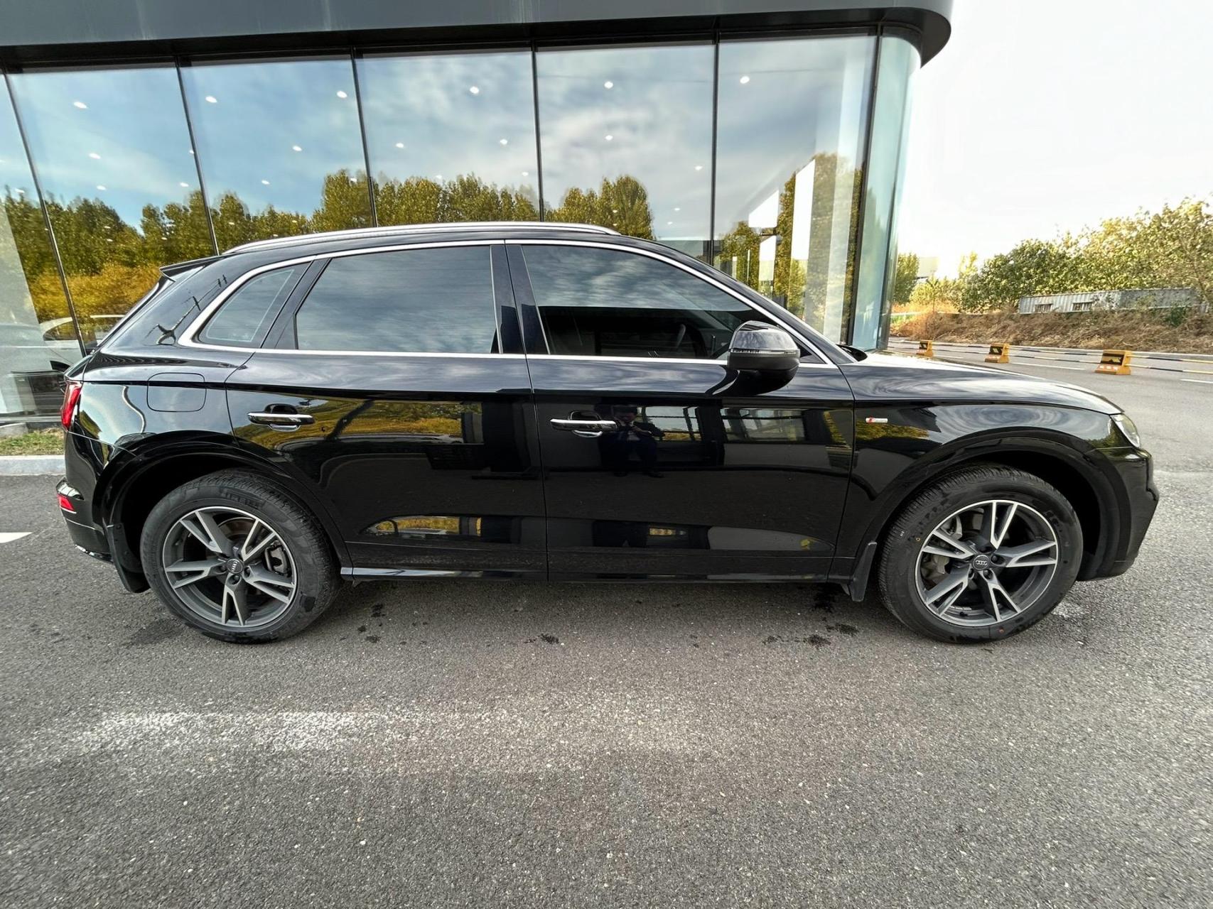 20年12月 上牌奥迪q5l 2020款 40 tfsi荣享时尚车身颜色黑色表显里程