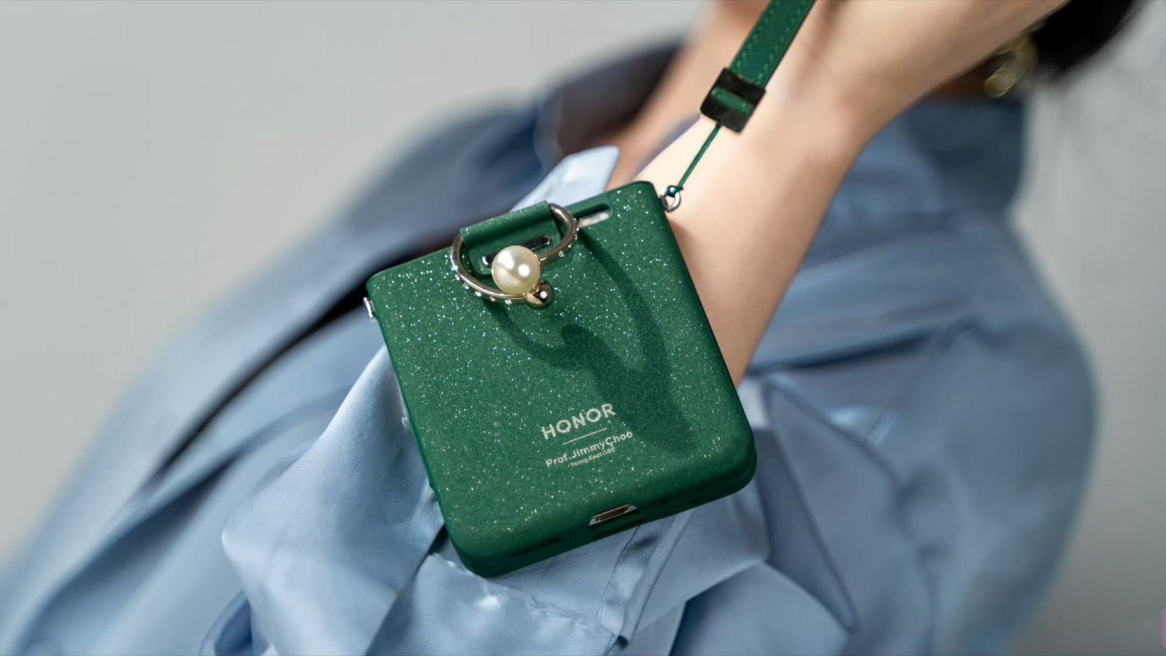 荣耀magic v flip限量高定款,水晶祖母绿配色高级又华丽,时尚与科技的