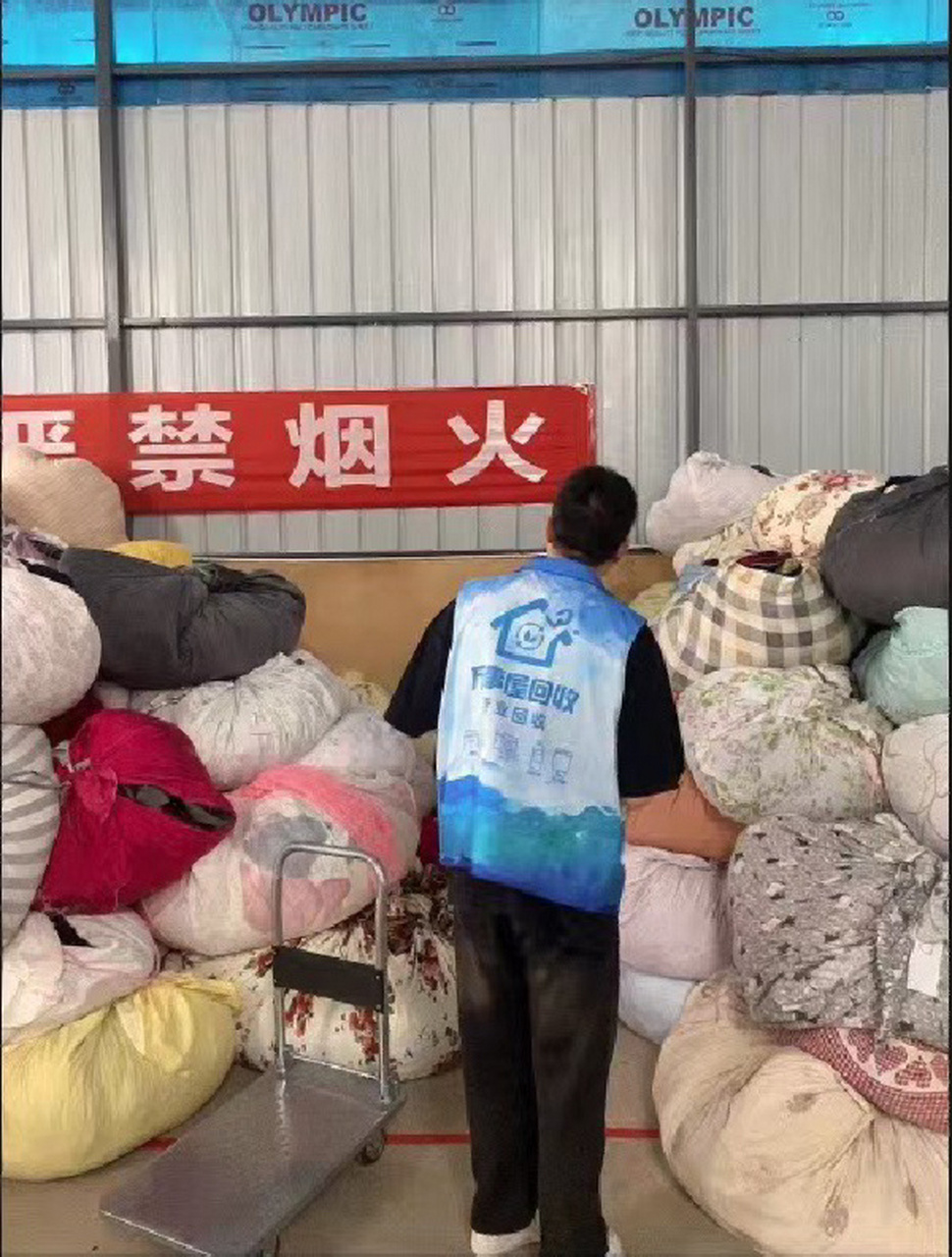 旧衣服回收厂家免费加盟(旧衣服回收加盟!一站式!免费加盟!)