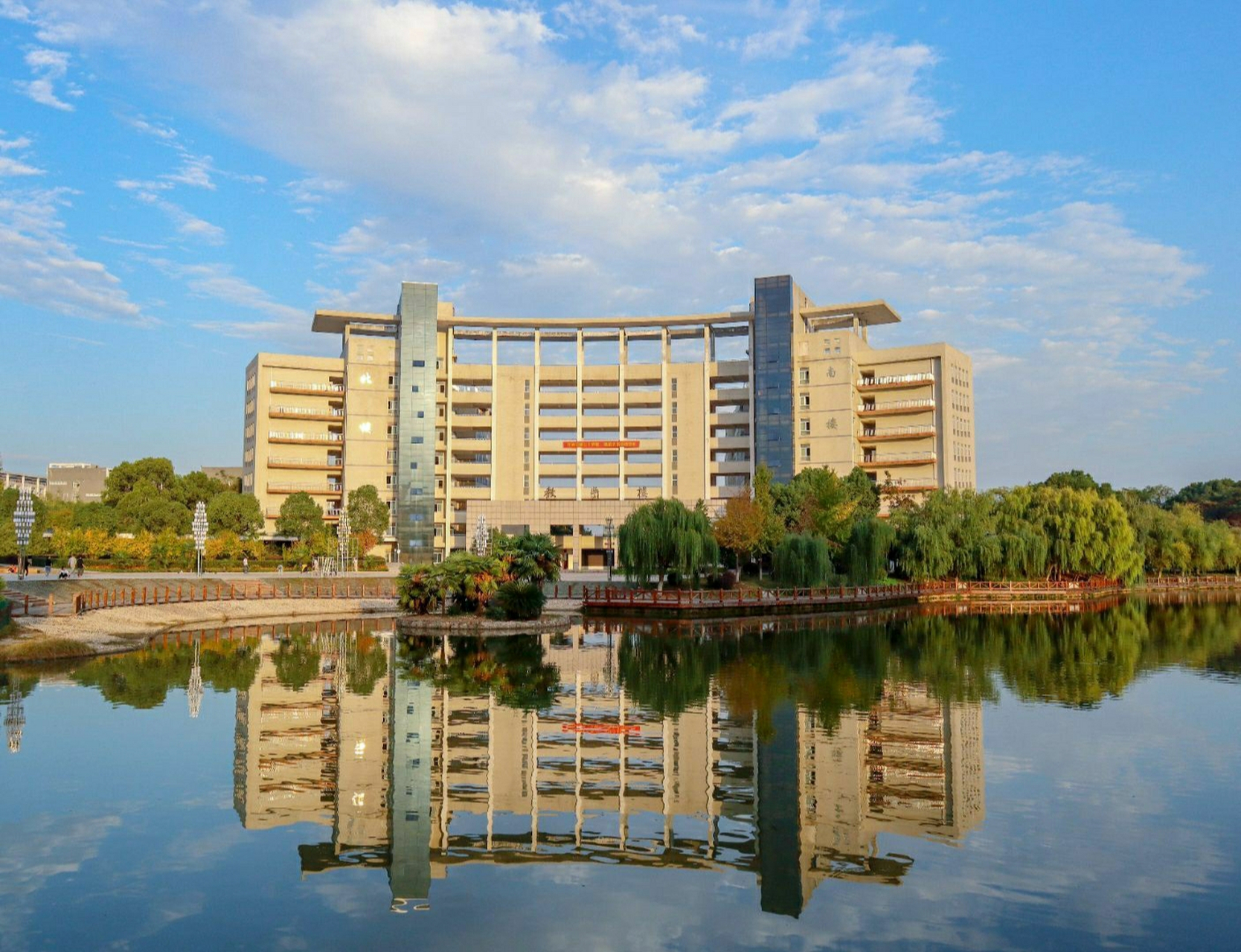 欢迎学弟学妹们报考武汉交通职业学院 想报考我们学校的,可以看看我们