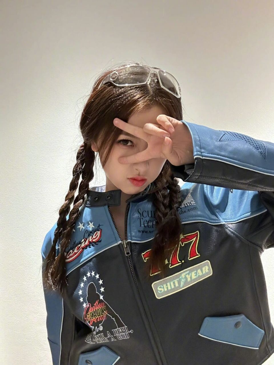 虞书欣更新自拍啦,双麻花辫好可爱!