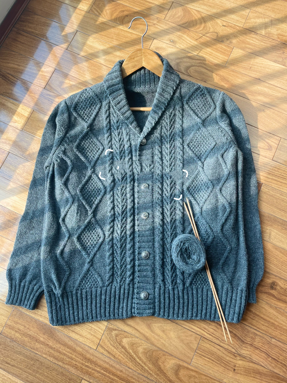 男式小青果领开衫(棒针手工) 线材:70%羊绒30%羊毛,26支4股 工具:8号