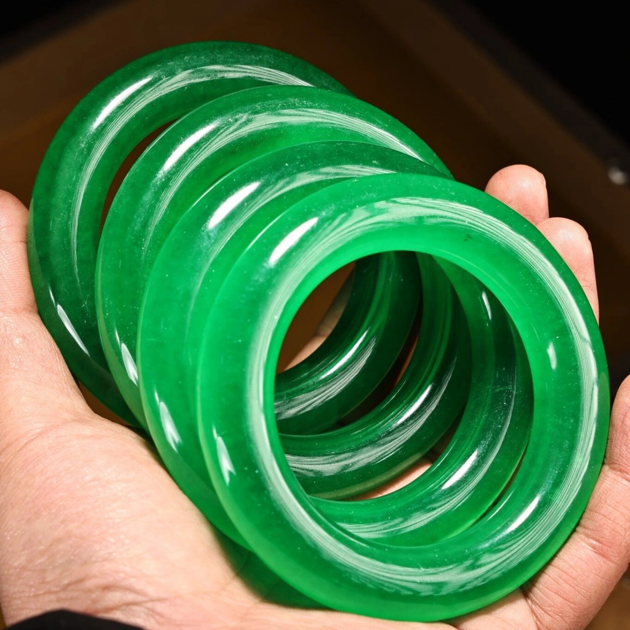 珍藏清代宫廷皇家御藏罕见极品高冰种帝王绿翡翠玉手镯一盒 配老漆器