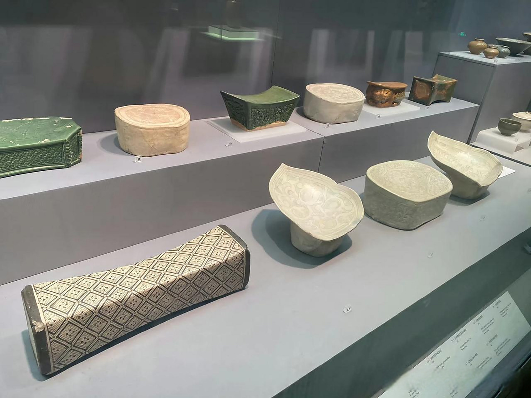 虽然之前就知道古代枕头是瓷的,硬的,冰凉的,但在博物院看到这个的