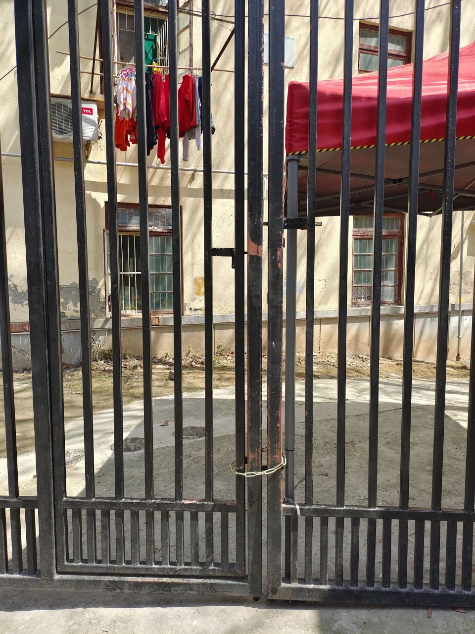 华中师范大学小门直通群光    这个小门早上还可以出去,中午回来就