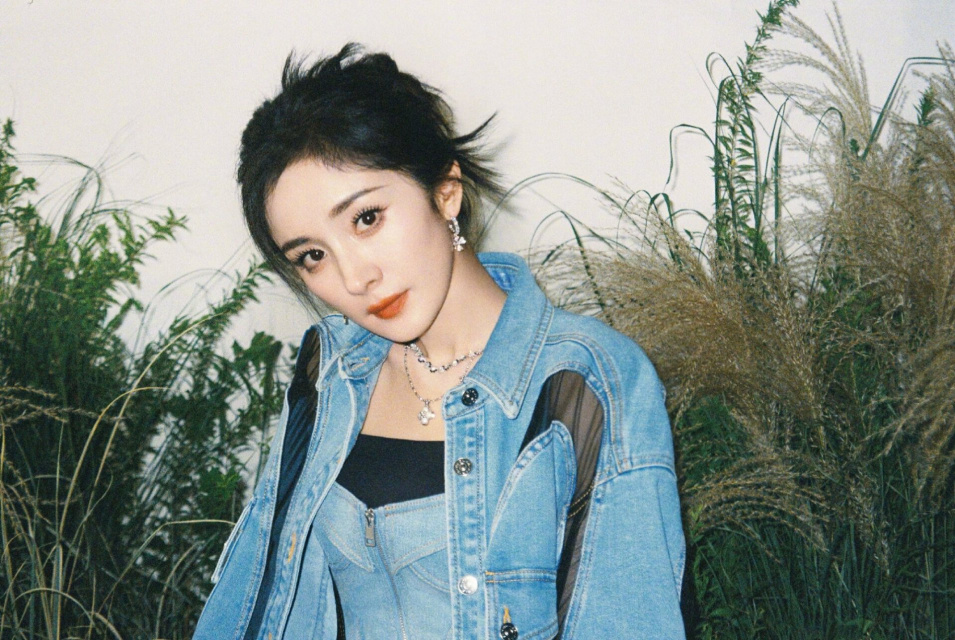 杨幂出新图了 太美 牛仔衣太美了