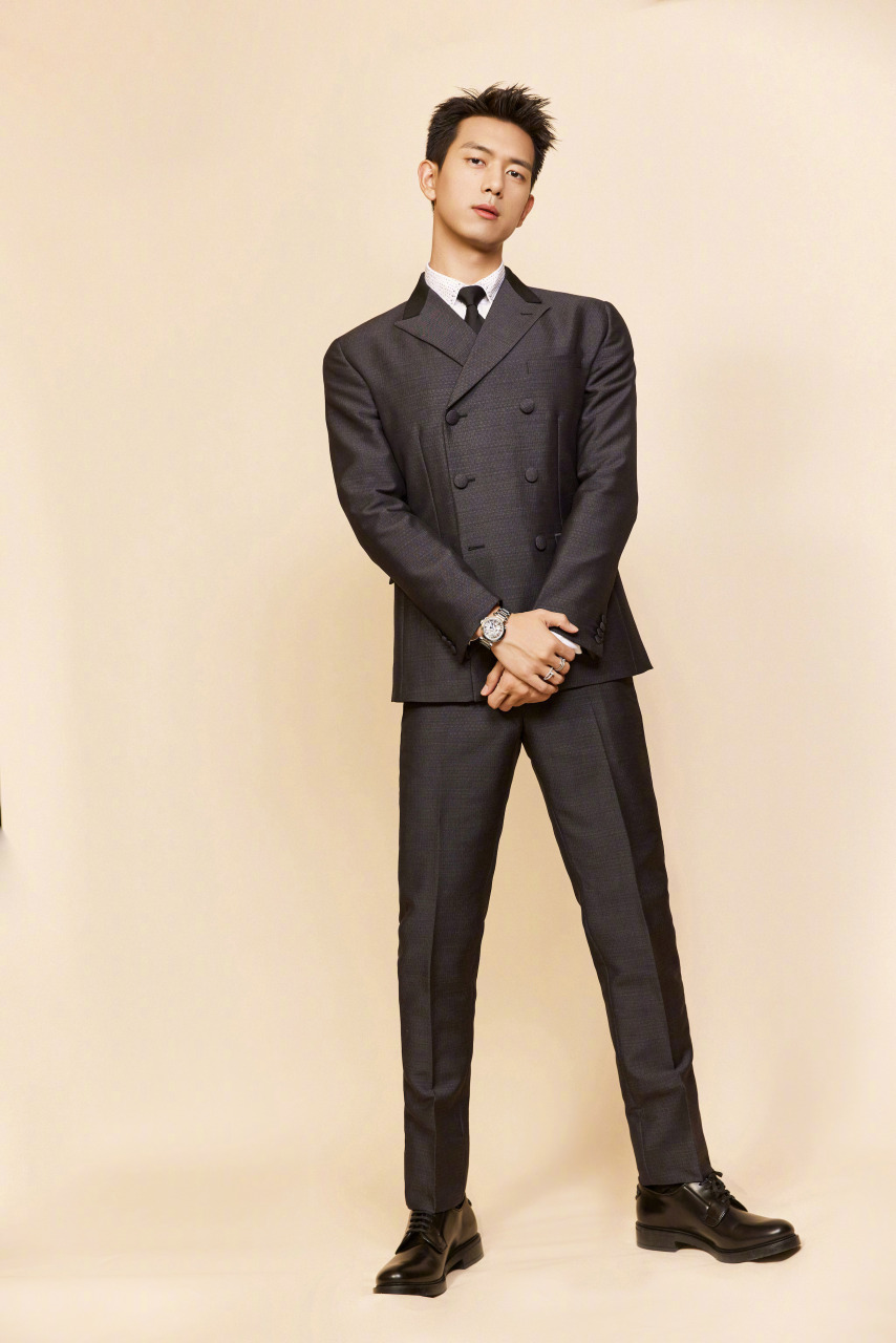 身穿prada定制西装的@李现 出席今晚的微博之夜,短发造型清爽舒适