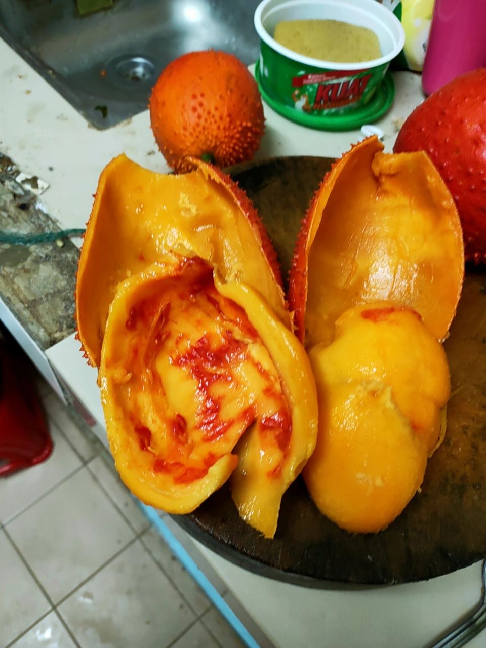 木鳖果煮法 木鳌果的种子是不可以食用的,但是种子上红色的果肉是最有