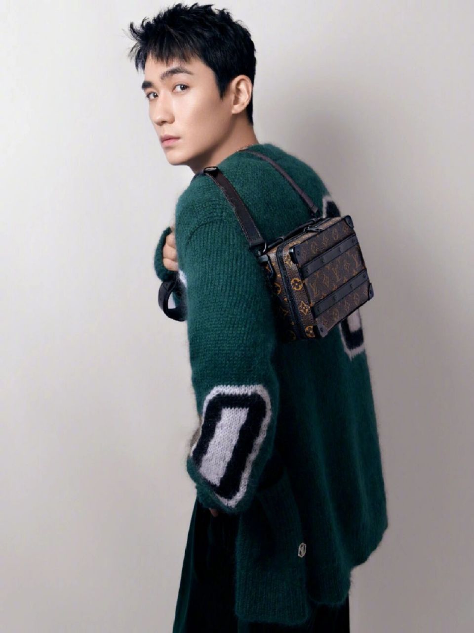 内娱男明星包包大盘点——lv代言人朱一龙 昨天发了两期有关娜比和