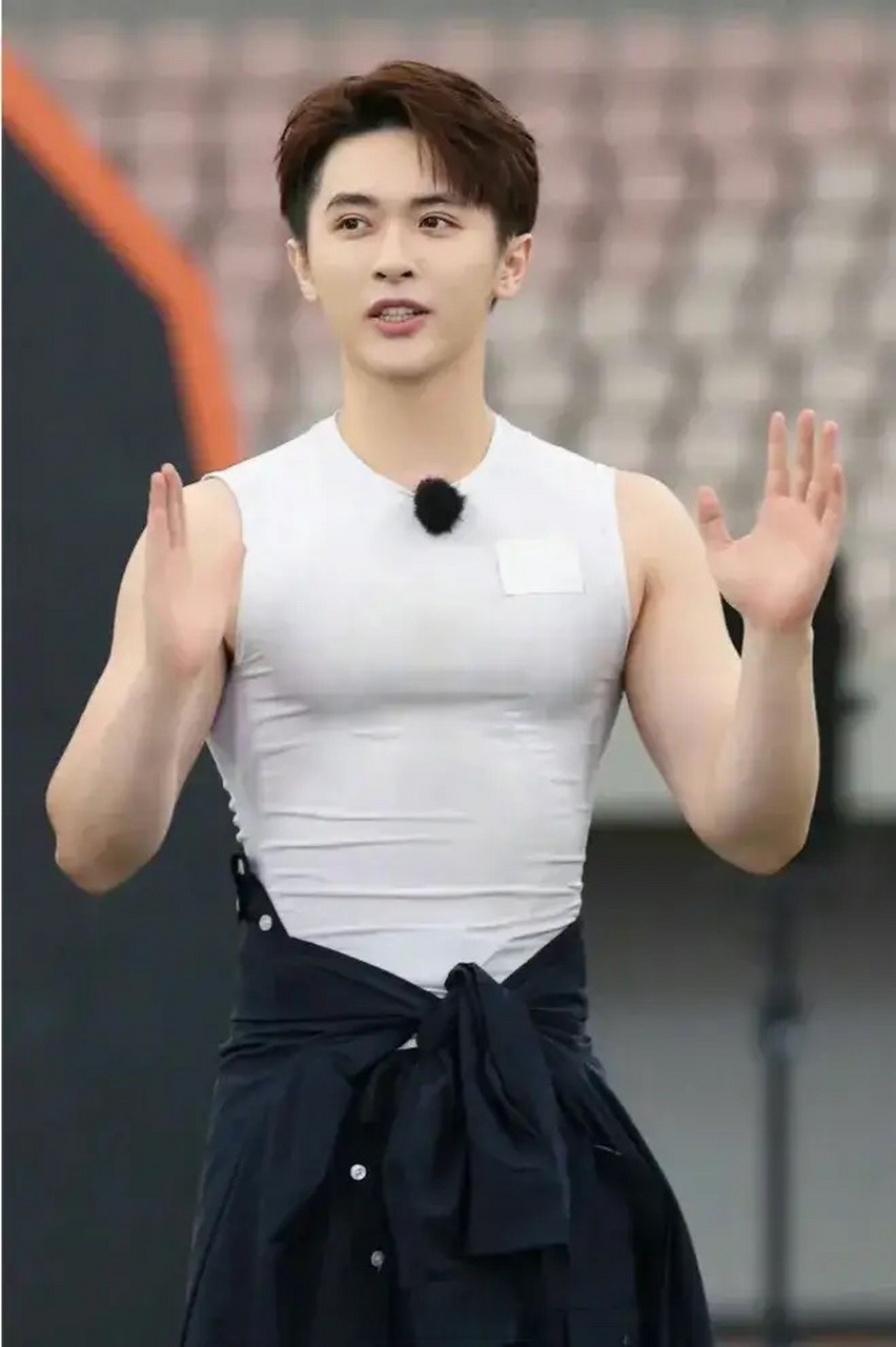 张逸杰穿紧身衣录综艺,这一身肌肉让人有点出戏.